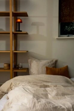 Juna Monochrome Lines Dekbedset 150x210 + 50x60 Cm, Roze -Beddengoed Korting juna monochrome lines dekbedovertrekset ochre wit 5 3