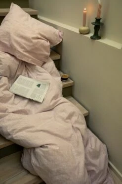 Juna Monochrome Lines Dekbedset 150x210 + 50x60 Cm, Roze -Beddengoed Korting juna monochrome lines dekbedovertrekset roze wit 5 1